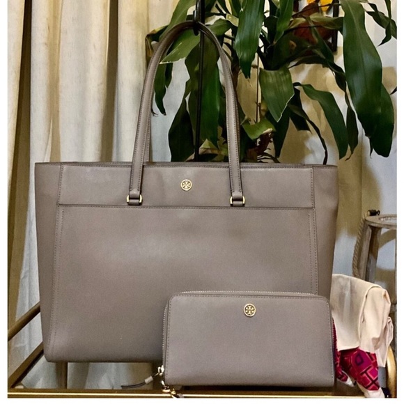 Tory Burch Robinson with Matching Wallet - pristine Like New EUC